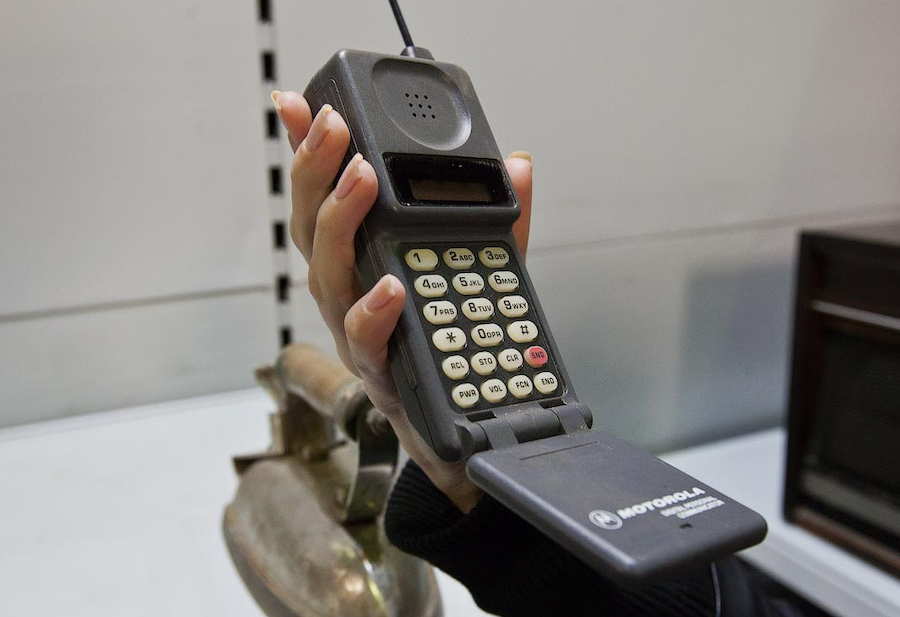 Первые телефоны в москве. Motorola MICROTAC 9800x. Первые Сотовые телефоны Моторола. Самый первый мобильный телефон Моторола. Motorola первые Сотовые.