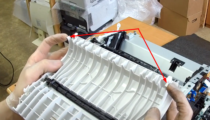 Фото 80. Расположение фиксаторов ролика захвата бумаги. Разводим их в стороны и снимаем ролик.