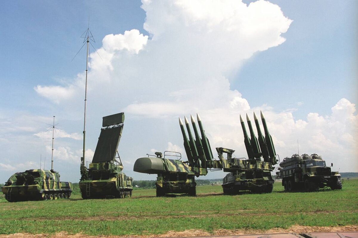 Машины Дивизиона Бук М-1 слева направо: машина управления дивизиона, РЛС, Бук М-1, заряжающая машина.