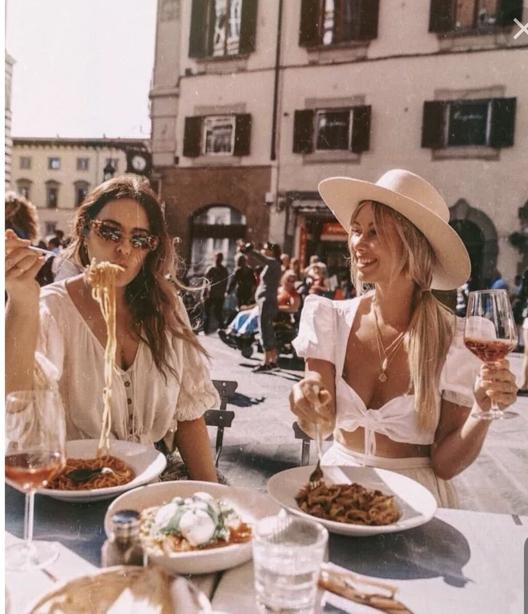 Способом побаловать себя среди итальянских женщин является выход с подругами, а у мужчины занятия своими хобби (Фото взято из доступных источников сети интернет)