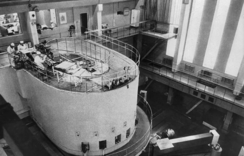 Первый советский ядерный реактор. Тяжеловодный реактор ИТЭФ. ИРТ-2000 реактор. ИРТ 2000 реактор МИФИ. Ядерный реактор и-1.