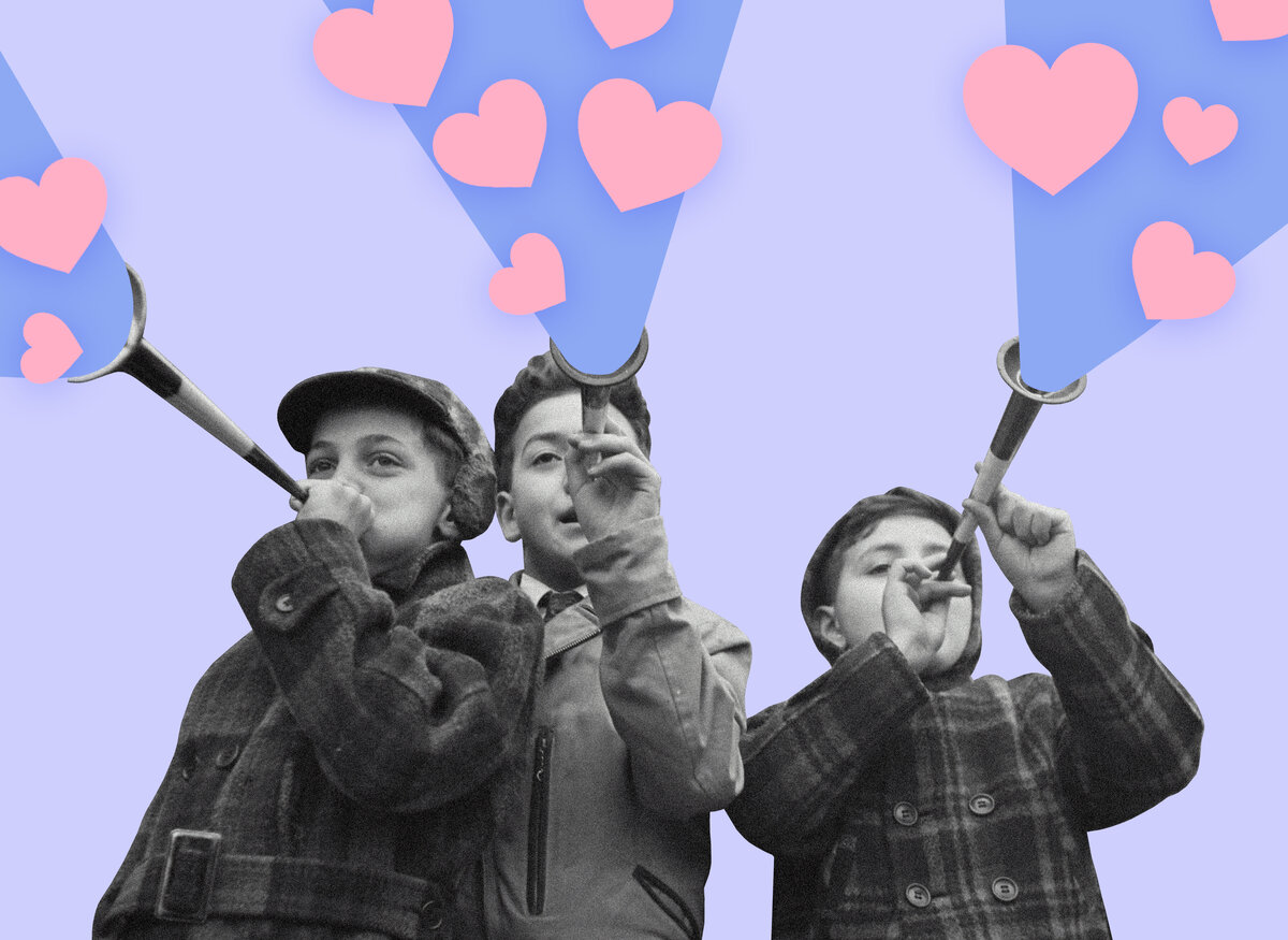 С этого учебного года в российских общеобразовательных школах появился цикл занятий «Разговоры о важном». Эти 34 урока, с которых начинается каждая новая учебная неделя, буду посвящены «патриотизму и гражданскому воспитанию, историческому просвещению, нравственности, экологии и другим темам».Методические материалы к «Разговорам» были выложены в свободный доступ онлайн в конце августа, и многие медиа успели их изучить. СМИ нашли в сценариях уроков упоминания о «специальной военной операции» в Украине, описание боевых действий и другие отсылки к происходящему. Многие родители и педагоги возмутились содержанием методичек, после чего доступ к ним был закрыт. Затем уроки начали появляться в отредактированном виде — уже без упоминания Украины.Несмотря на то, что материалы были отредактированы, в них не было добавлено (во всяком случае, в те, что сейчас можно прочесть, — теперь они открываются непосредственно перед занятием, и на момент написания заметки ознакомиться можно только с двумя первыми уроками) тем, которые мы в НЭН считаем важными для обсуждения с детьми.Редакция предлагает альтернативный вариант тем «Разговоров о важном».Финансовая грамотность
Аня Кухарева, колумнистка
Мне кажется, что в «Разговорах о важном» неплохо было бы объяснять детям основы финансовой грамотности. Почему я так считаю? Потому что я не понимаю в бытовой финансовой сфере примерно НИ ФИГА!Не поймите меня неверно — я была отличницей и прекрасно успевала по экономике. Я знаю, что такое налоги и как они платятся, понимаю значение слов «рецессия», «ипотека», «кредитование», и в курсе связи между спросом и предложением в рыночной экономике. Но как только речь заходит о применении знаний из учебника в быту — все, у меня ступор.     📷
Интересное по темеПлохие инвестиции: как не надо учить детей обращаться с деньгамиВот, к примеру, кредит. Я понимаю, что это нормальный финансовый инструмент. Мне понятен принцип его действия. В сущности, когда берешь кредит, ты «перехватываешь у банка до зарплаты», а потом возвращаешь чуть больше, чем взял. Очень удобно, если нужно сделать срочную крупную покупку.Понимать-то я понимаю, но мне вечно кажется, что меня вот-вот обманут. Что мелким шрифтом в договоре напишут «клиент обязуется вернуть банку стопятьсот миллионов денег», а я не разгляжу. Мне кажется, что банк сменит ставку и я внезапно окажусь наедине с платежом огромных размеров. Я боюсь из-за каких-нибудь сложных жизненных обстоятельств пропустить платеж. Или заплатить и сидеть потом на хлебе и воде.Короче, мне 34, и я не взяла еще ни одного кредита, а кредитной карточкой так и не воспользовалась ни разу, пока ее срок действия не вышел (меня едва уговорили ее взять, решающим аргументом было то, что к ней прилагалась коллекционная монетка). А, да, было дело, в 24 я купила в рассрочку кресло-мешок — и это казалось мне прямо целой финансовой авантюрой. При слове «ипотека» у меня случается настоящая паническая атака. «Вы будете отдавать всего 25 тысяч в месяц», — ВСЕГО! А жить я на что буду, едрена кочерыжка!Ну, вот или инвестиции. Или акции. Или криптовалюта. Я могу вам дать подробное и понятное определение каждого из этих слов, но знание определения не помогает мне вникнуть в суть. В этом есть что-то от карго-культа (или имитации оргазма): ты делаешь вид, что разбираешься — потому что не разбираться стыдно, но на самом деле не сможешь применить эти знания даже ради спасения собственной жизни.     📷
Интересное по темеТратить нельзя копить: 5 правил (и книг!), которые подружат ребенка с деньгамиТакое отношение к сфере финансов сформировалось во мне не само по себе. Курс экономики в школе был достаточно формальным. Преподавательница, которая вела предмет, была настолько неинтересна, что весь класс на уроке просто дремал. Составители учебника тоже не блистали гениальностью. И в это же время из каждого утюга лились истории о том, как людей обманули микрокредитные организации, как кто-то набрал кредитов и не смог вернуть, как кто-то вступил в финансовую пирамиду и прогорел…Все, хоть как-то связанное с деньгами, казалось, таит в себе жуткую опасность! И из-за боязни потерять то малое, что имею, я так и не научилась как-то осмысленно взаимодействовать с финансами. Умею только финансовую подушку безопасности копить, и никогда — не накапливать.В общем, я хочу, чтобы моя дочь в финансовых вопросах чувствовала себя более уверенно. Чтобы она была осторожна, но не запугана. Чтобы умела пользоваться финансовыми инструментами и избегала мошеннических схем. Чтобы умела копить и тратить. Чтобы научилась разумно экономить, но не в ущерб себе. И я хочу, чтобы этому ее обучили в школе, потому что на роль учителя по финансовой грамотности я объективно не гожусь.Половое воспитание
Ира Зезюлина, колумнистка
«Вы все родились грешницами», — вступает батюшка из соседней церкви, которого попросили провести среди школьниц урок полового воспитания.Мы с девчонками тихо хихикаем, батюшка сорок минут рассказывает о целомудрии и несчастных детях, рожденных во грехе.Это должно помочь нам, восьмиклассницам, не вступать в половую связь до замужества, а потом рожать детей, пока не наступит климакс. Это и есть уроки полового воспитания — так они думают.— Ну, это еще ничего, — рассказывает моя подруга из другой школы, — к нам учителя притащили телевизор, включили кровавый фильм про аборты и ушли пить чай.Вот и все половое воспитание. Ни слова о том, что такое контрацепция (не считая румяной учительницы, которая смущенно лепечет: «Пользуйтесь презервативами»), ни слова о принципе согласия и ничего о том, как работают наши тела. Только запугивание вперемешку с попытками вызвать чувство стыда.     📷
Интересное по теме«Я всем говорила, что дети появляются из попы»: редакция Cj обсуждает секс-просвет дома и в школеПочему это не сработало?
Ханжеские разглагольствования о чистоте нравов и помыслов на подростков с бурлящими гормонами не подействовали. А отсутствие понятной и доступной информации привело к тому, против чего боролись — раннему сексуальному дебюту, высокому уровню заболеваний, передающимся половым путем, и ранним беременностям.Вся система полового воспитания подростков строится на простом тезисе «Сексом заниматься вам нельзя, потому что это плохо». Ага, вы все умрете! Ну — или родите! В любом случае стыд вам и позор. Половое воспитание, основанное на идее воздержания до брака кажется мне совершенно недееспособным и даже опасным.     📷
Интересное по теме«Не говорить ничего гораздо проще и привычнее, чем изучить тему и провести серьезный разговор»: что происходит с секспросветом в среднестатистической семьеЧто можно изменить
Сексуальное воспитание — это не один урок, а многоступенчатая система работы с детьми, начиная с младших школьников. Вот как я ее вижу:
📷
Анатомия и физиологияУроки о теле человека, без разделения детей по половому признаку. Мальчики и девочки должны изучать не только физиологию людей своего пола, но и точно так же понимать физиологию противоположного.
📷
Половое созревание и подростковое развитиеЧасто дети 9-12 лет тревожатся о том, «нормальны» ли они и их меняющиеся тела. Поэтому важно говорить о разной скорости взросления, и разнообразии человеческих особенностей. Как могут по-разному выглядеть половые органы, что такое менструация, что такое эрекция, почему происходят поллюции, когда начинают развиваться молочные железы — это все должно доноситься спокойно и доброжелательно. В идеале это должен быть не какой-то учитель, который вытянул на педсовете короткую палочку, а специально обученный человек.
📷
Личность и сексуальностьСексуальность — естественная часть подросткового возраста, хотя она не обязательно означает начало половой жизни. Что такое гендер? Чем он отличается от пола и сексуальности? Как гендерные стереотипы влияют на качество жизни — лишь часть вопросов, о которых необходимо говорить с подростками.
📷
Беременность и репродукцияЗдесь говорить о технических моментах зачатия, не романтизировать беременность, говорить о естественных последствиях беременности и родов для женского организма. Рассказать о всех методах контрацепции, и плюсах и минусах каждого. Говорить о прерывании беременности с разных точек зрения (а не только о том, что это грех и бесплодие в дальнейшем).
📷
Заболевания, передающиеся половым путем, ВПЧ и ВИЧПолный список распространенных ЗППП, основные признаки заболеваний, возможности профилактики, куда обращаться за помощью.
📷
Здоровые отношения и личная безопасностьРассказать о признаках нездоровых отношений, начиная с дружбы, заканчивая отношениями в семье.Информация должна соответствовать возрасту, быть точной с медицинской точки зрения и объективной.Исследования показывают, что комплексные, учитывающие культурные особенности и инклюзивные программы полового воспитания помогают предотвратить насилие со стороны интимного партнера и помогают молодым людям развивать здоровые отношения. Открытый диалог с детьми о теле, сексе и сексуальности снижает уровень сексуальной активности, рискованного сексуального поведения, подростковой беременности и инфекций, передающихся половым путем.     📷
Интересное по теме«Объясните своей дочери, что насильники — это не какие-то особенные люди»: как обсуждать с подростками культуру согласияТолерантность, инклюзия и разнообразие
Лена Аверьянова, главная редакторка
Я считаю, что современному ребенку очень важно знать о разнообразии мира и выборов, которые он предоставляет. Очень важно понимать, что решения, которые принимает человек, — это не полюса, а спектр, предполагающий наличие разных оттенков и полутонов. Что жизнь сложнее, чем нам иногда этого хочется.Ребенок должен понимать, что он — часть разнообразного общества, в котором есть место людям с разной этнической принадлежностью, внешностью, состоянием здоровья, потребностями и так далее. Это не только прокачивает эмпатию, без которой уже невозможно представить эмоционально зрелого человека, но еще и обогащает жизненный опыт маленького человека, позволяя ему выходить за пределы стереотипов и жестких сексистких, эйблистких и других ограничивающих установок. Плюс это все становится хорошей профилактикой буллинга.     📷
Интересное по темеТы такой, а я другой! Подборка книг о многообразии мира для детей и родителейЕсть исследования, которые подтверждают: совместная работа детей из разных социальных слоев, с разными культурным и семейным бекграундом, разных национальных и религиозных принадлежностей и так далее, помогает им быть более эффективными не только в общении, но и в учебе, обмене знаниями, развитии гибких навыков. Более того, они даже чувствуют себя более безопасно в разнообразной среде, чем в компании таких же детей, как они сами — потому что понимают: если что-то изменится, их компания, их микросоциум, их примет и не отвергнет.О том, как это работает на практике, можно посмотреть фильм нашего коллеги Александра Мурашева — он отлично показал, что инклюзия вовсе не мешает детям, а делает их мягкими, терпимыми и, что очень важно сегодня, неравнодушными.Тут, конечно, необходима и квалификация преподавателей, которые смогут построить в классе действительно равноправное сообщество, потому что до сих пор очень много учителей, которые сами же собственными руками создают условия для нездоровой конкуренции между детьми и даже травли.     📷
Интересное по темеДети сами не разберутся: как учителя могут решить проблему буллинга в младших классахВ школе моей дочери учатся дети с инвалидностью, дети из других стран, дети, которых перевели из общеобразовательных школ, потому что у них не сложился контакт с преподавателем — и так далее. И я вижу, как открыты они друг к другу, с какой радостью помогают и перенимают опыт друг друга — и делают это не по указке сверху, а потому что им каждый день рассказывают о том, что в мире не все замыкается на большинстве и чем разнообразнее люди, их мнения об окружающей действительности и представления о прекрасном, тем более глубокие идеи они могут прорабатывать друг с другом.Само собой все это не сложится, так что такой цикл «Разговоров о важном», полагаю, не помешал бы никому. Особенно детям, растущим в многонациональной и многоконфессиональной стране, и искренне считающим при этом, что Дагестан — это не Россия, а кроме русского, в стране не существует никаких других языков.Эмоциональный интеллект
Анна Косниковская, шеф-редакторка
По-настоящему важным — наряду со всем перечисленным моими коллегами — мне кажется развитие в детях эмоционального интеллекта. Если бы меня с детства учили понимать себя и свои чувства, не было бы, скорее всего, долгих лет абьюзивных отношений и психотерапии, проблем с самооценкой и уверенностью в себе. А, может, и были бы, но я бы быстрее с этим справилась, без лишних чувств вины, стыда и собственной неполноценности.     📷
Интересное по темеКак научить детей разбираться в собственных эмоциях? Советы психологаЧем раньше мы научим детей прислушиваться к себе и отвечать на вопросы «что я на самом деле люблю?», «чего мне сейчас хочется?», «какие чувства я испытываю?», тем меньше, я надеюсь, будет в мире несчастных взрослых, которые по сути своей — те же недолюбленные и одинокие дети. Дети, которым наверняка постоянно твердили: «Мало ли что ты хочешь!», «я — последняя буква алфавита», «подумаешь, грустно ему! Всем грустно!».Примерно так выглядело развитие эмоционального интеллекта в моем детстве: «Нет слова „не хочу“ — есть слово „надо“», «на обиженных воду возят», «перестань бояться/грустить/плакать/вставьте нужное». О каком понимании себя может быть речь, когда все детство взрослые транслируют тебе одну лишь мысль: со своими переживаниями, чувствами, страхами и сомнениями ты здесь никому не нужен и никому не нравишься. Возьми уже себя, наконец, в руки, соберись и просто перестань!Взрослые, выросшие с этими установками, зачастую продолжают передавать их своим детям. Случается даже так, что эти взрослые становятся школьными психологами. В прошлом году мой сын-третьеклассник пришел из школы в рыданиях. Оказалось, на уроке жизненных навыков (та же психология, в курсе которой есть целый блок по эмоциональному интеллекту) учительница попросила всех детей подписать листочки своим именем и пустить их по классу. По идее, обойдя всех, листочек должен был вернуться к ребенку с рисунками и пожеланиями от одноклассников. Но к моему сыну он вернулся исписанный матерными словами. Я спросила у сына, как отреагировала на это учительница. «Она рассердилась на нас и сказала, что мы не поняли задание», — ответил он. Я позвонила учительнице, чтобы обсудить эту ситуацию. Она объяснила мне, что урок был посвящен теме гнева и дети таким образом выражали свою злость. «Ну а слезы, — сказала она, — слезы даже полезны! Это очень высвобождающе!»     📷
Интересное по теме«Насилие не может закалить характер или поддержать дисциплину»: как понять, что ребенок подвергается учительскому абьюзуВозможно, это история про то, что людям без хорошо развитого эмоционального интеллекта нельзя работать с детьми. А, может быть, еще и про то, что уроки «жизненных навыков» нужны не только детям, но и самим взрослым. В любом случае, мне бы очень хотелось, чтобы разговоры о важном были посвящены в том числе и этой теме — как понимать себя и бережно относиться к чувствам других. Сейчас это кажется мне более актуальным, чем уроки про патриотизм и березы.Личные границы
Лена Прохорова, редакторка нативного отдела
Если бы меня спросили, о каком таком «важном» я хочу поговорить с ребенком, то его личные границы были бы одним из первых пунктов (наравне со всеми остальными, о которых другие радакторки рассказали в этом тексте). И я сейчас не том, что нельзя выхватывать игрушки из рук других и драться, а об умении понимать себя и прислушиваться к себе. Делать так, как комфортно без чувства вины. О том, что обязательно нужно говорить, когда чувствуешь неудобство. Обо всем том, что делает нас увереннее и счастливее.В основном границы связаны с пониманием и уважением наших потребностей и потребностей окружающих нас людей. Они могут быть материальными (определяют, как мы относимся к деньгами и имуществу), физическими (то, как мы определяем личное пространство и наш комфорт при физическом прикосновении), ментальными (или интеллектуальными — теми, которые позволяют нам придерживаться независимого мнения и придают уверенность в собственных позициях) и эмоциональными (позволяют отделить наши потребности, желания и эмоции от потребностей, желаний и эмоций наших друзей и близких). И чтобы все эти типы работали — нам нужно научить детей быть эмпатичными и понимать себя: свои чувства, эмоции, потребности и мысли.     📷
Интересное по теме«Если ребенок убежден, что слово взрослого закон, это очень за­труднит его сопротивление людям, которые хотят ему зла»: отрывок из книги «Как объяснить ребенку, что…»Представляете, если бы нам в детстве рассказали, что совсем не обязательно целовать на прощание тетушку, которая приехала к нам погостить из деревни первый и последний раз в жизни — может быть, у нашего поколения было бы меньше психологических травм.Если бы объяснили, что можно делать выбор не на основе общественно принятых норм, а с опорой на свои чувства и желания — нам бы не пришлось тратить пять лет на получение «престижной» профессии, а после нее переучиваться на ту, которая нам по душе. Если бы донесли мысль, что личный комфорт гораздо важнее мнения окружающих — мы бы научились прислушиваться к себе. Если бы разрешили говорить то, что мы чувствуем — мы бы сохранили множество нервных клеток, перестали бы общаться с токсичными людьми и вовремя вышли из абьюзивных отношений.Таких «если бы» очень много. Но я уверена, что правильно сформированные личные границы — это действительно о важном. И я была бы счастлива, если бы эту мысль детям транслировали не только в семье. А тут мы уже рассказали, как начать это делать.«Чем лучше ты понимаешь, как устроен мир, тем сложнее тобой манипулировать»: фрагмент «Современной энциклопедии для девочек»  «Главное, чему учат детей в садах и школах — это терпеть»: колонка о том, как строгие правила заменяют уважение и комфорт  Рэмбо в ползунках: 5 плохих способов подготовить ребенка к взрослой жизниЕще почитать по теме📷
Поддержите редакцию!📷
Понравился материал?
