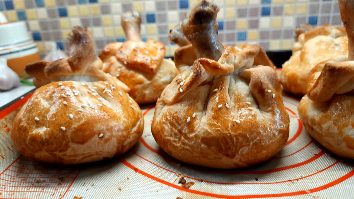 Ножка в мешочке из теста. Голень в тесте. Куриные ножки в мешочке. Ножка в мешочке из теста. Курица в мешочке из теста.