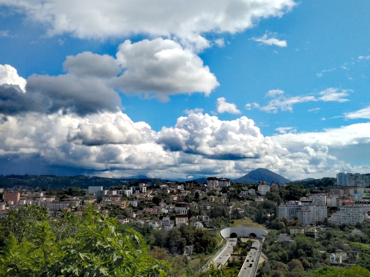 С этой точки на улице Альпийской видно даже гору Ахун. Фото автора 