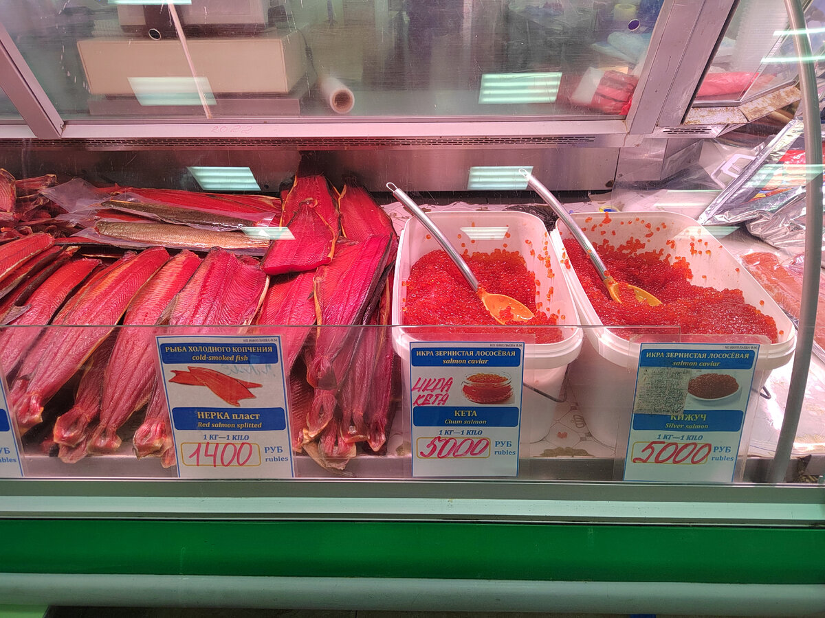 Справа икра кижуча, слева кеты. 