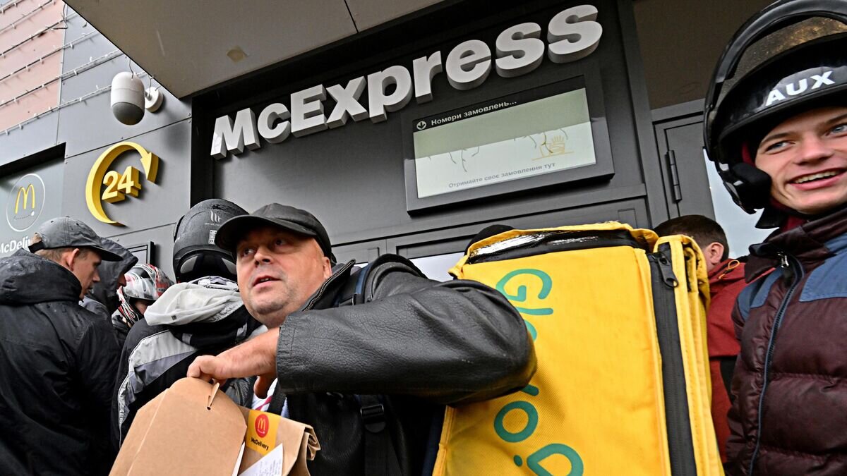     Работа McDonald’s в Киеве© AFP 2022 / Sergei Supinsky