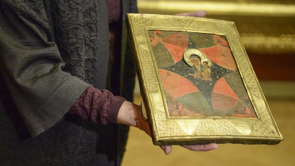    Сотрудник музея во время церемонии передачи Русскому музею икон от УФСБ России по Санкт-Петербургу© РИА Новости / Александр Гальперин