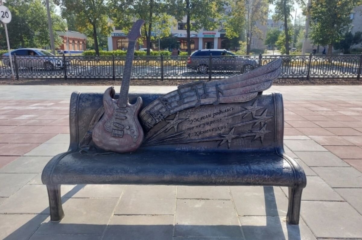    Скамья памяти городских рок-музыкантов появилась в Новоуральске