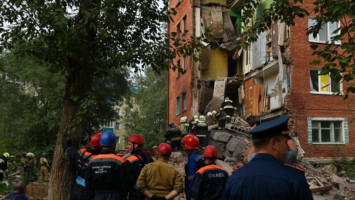    Сотрудники МЧС России и аварийно-спасательной службы Омской области работают на месте частичного обрушения стены жилого дома в Омске© РИА Новости / Алексей Мальгавко