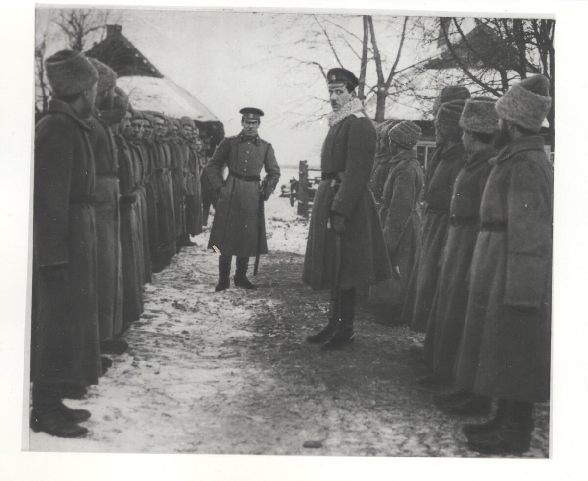 Капитан Шапошников перед строем солдат, зима 1915 г. // Из коллекции ЦМВС РФ