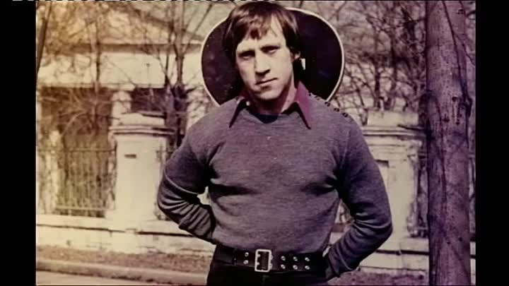 Высоцкий смотрит как-то недовольно, свирепо и в то же время грустно и с недоумением.