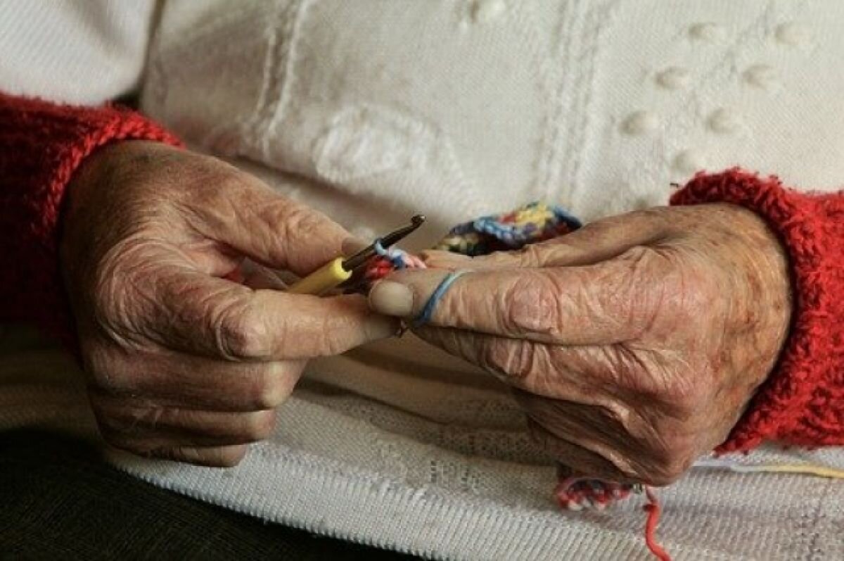    Омские рукодельницы вяжут тёплые вещи мобилизованным