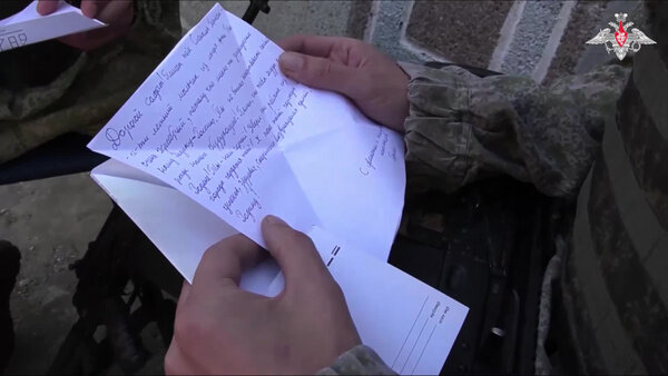Российские десантники получили письма от детей из "Артека". Видео © Минобороны РФ