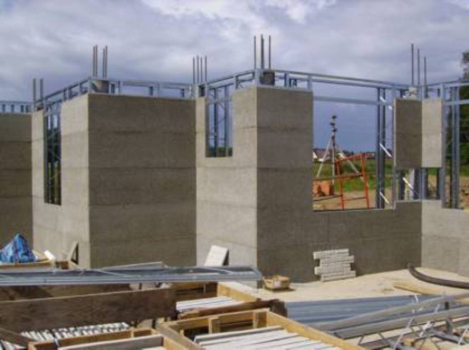 Монолитный железобетон производится прямо на площадке. Самый простой и очевидный пример монолитного железобетона — это фундамент. Как он делается? Вырывается траншея, либо котлован. Затем укладывается арматурный каркас. Он заливается бетоном, который застывая, превращается в камень. Надежность и прочность фундамента зависит от того какая арматура была использована и от марки бетона, которым производилась заливка.