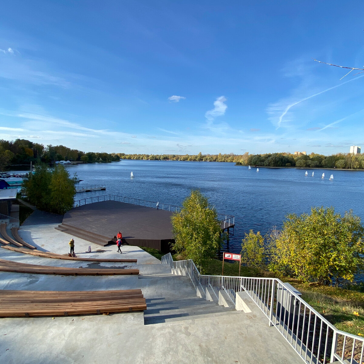 Живописный вид с высоты местного Амфитеатра (фото автора)