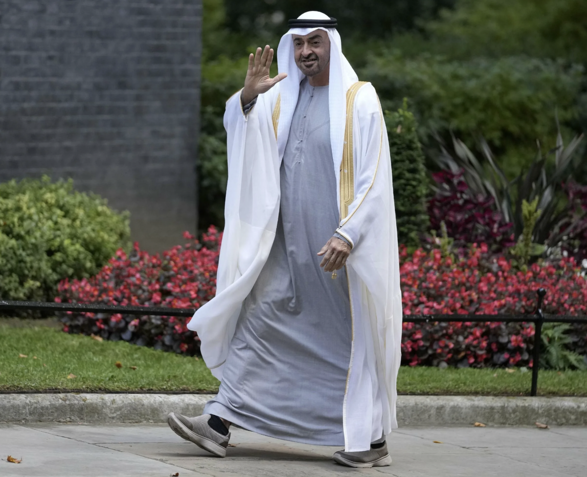 Почему принц ОАЭ прибыл на встречу с Путиным в американских кроссовках