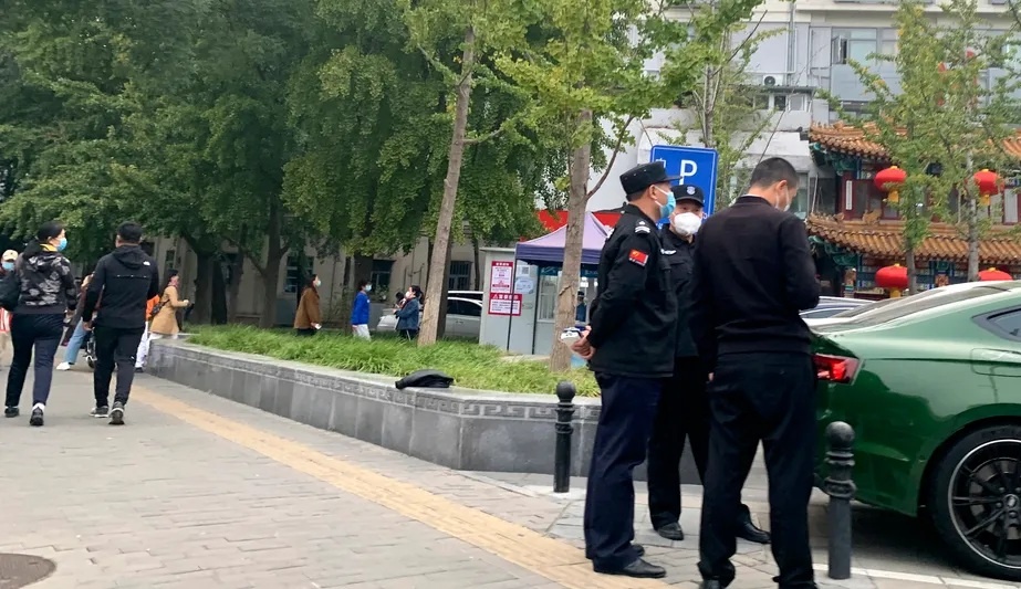 Пекин: полицейские у моста, где, как говорят, можно было увидеть транспаранты Фото: Dake Kang / AP.