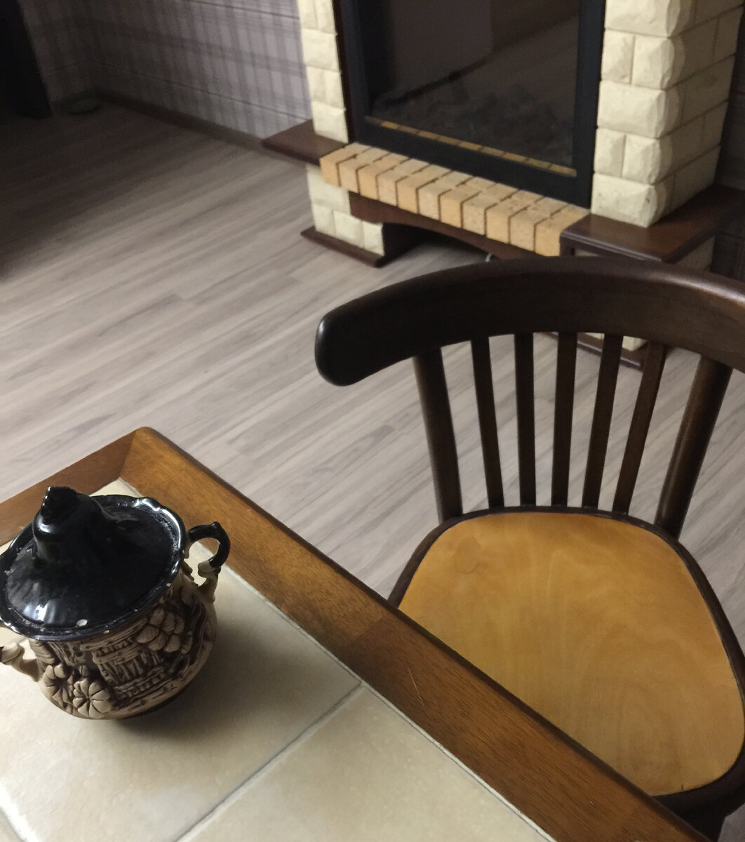 Фото автора. стул гармонирует в цветовой гамме с камином и столом.