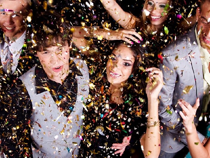 Фото Мужчина в центре внимания. Вечеринка.