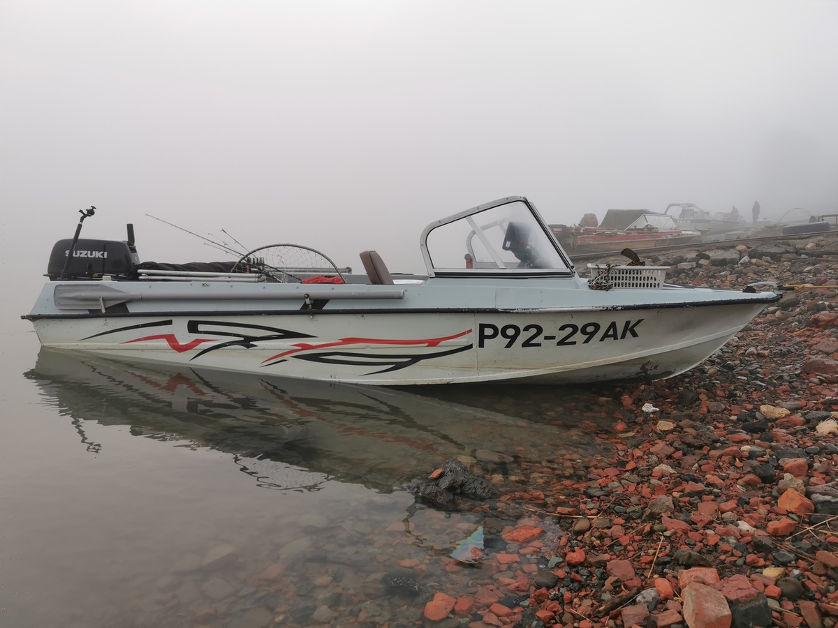Романтично, красиво — и небезопасно! В десятке метров от носа ничего не видно. Благодарим за любезно предоставленное фото коллегу с канала «Лодочник» и очень рекомендуем подписаться, если вы ещё не сделали этого (ссылка: https://dzen.ru/lodka)