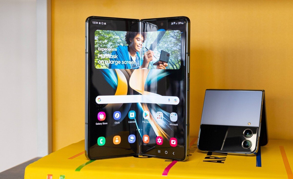    Samsung обновила линейки складных смартфонов в августе 2022, выпустив Galaxy Z Fold 4 (слева) и Galaxy Z Flip 4 (справа). Фото: gsmarena.com