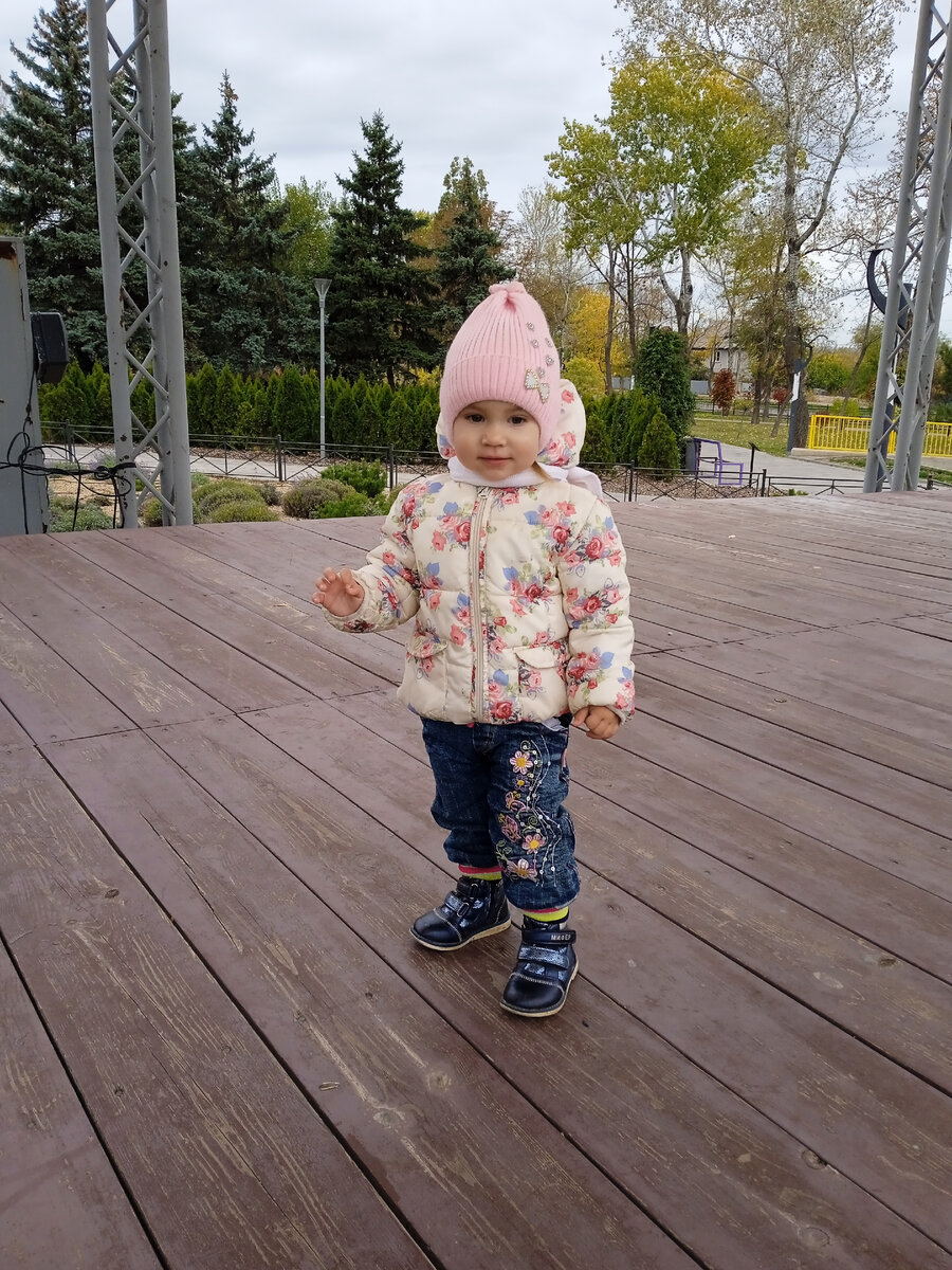 Кстати все вещи на Дарине - привезены с России. Ещё ни разу я не пожалела о том, что решила везти в Мариуполь все те вещи, которые нам отдавали в России для Даринки. Дитя обуто и одето на год вперёд.