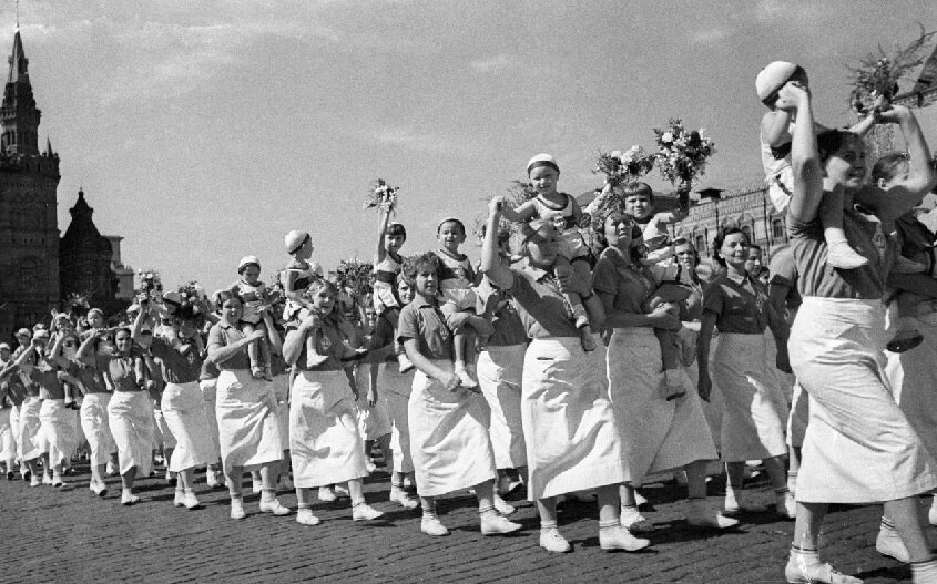 Не репрессиями едиными. 1937-й и другие предвоенные годы в фотографиях