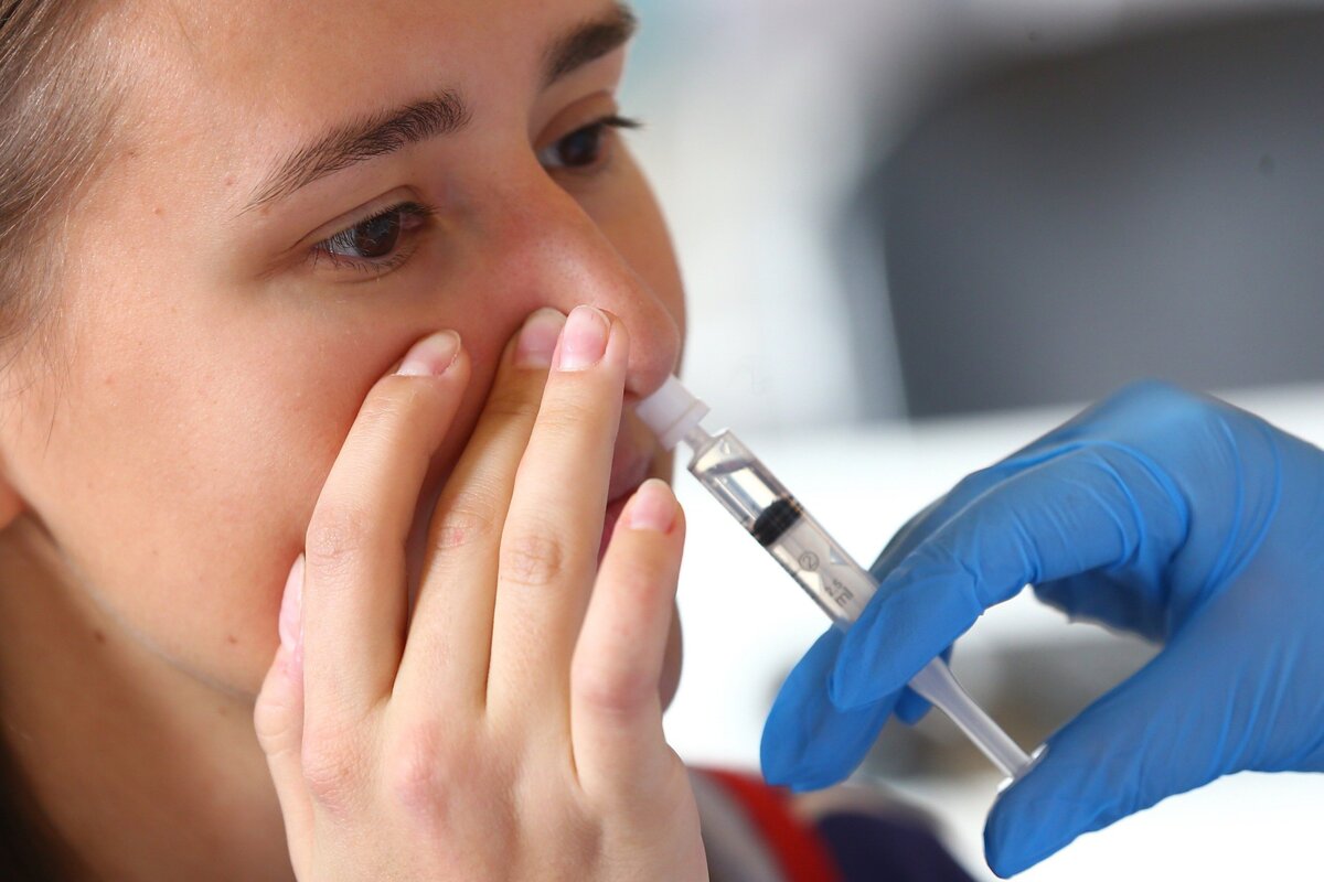    Вакцинация против COVID-19 назальной вакциной «Спутник» в ГУМ (Фото: Сергей Ведяшкин / АГН Москва)