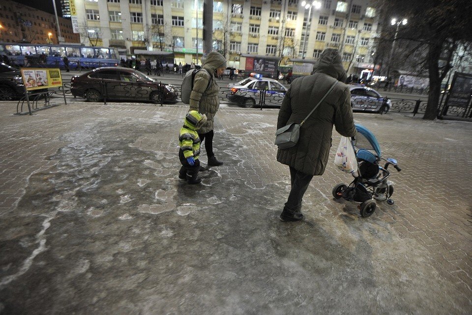     В Новосибирске из-потепления на дорогах появится чёрный лёд. Алексей БУЛАТОВ