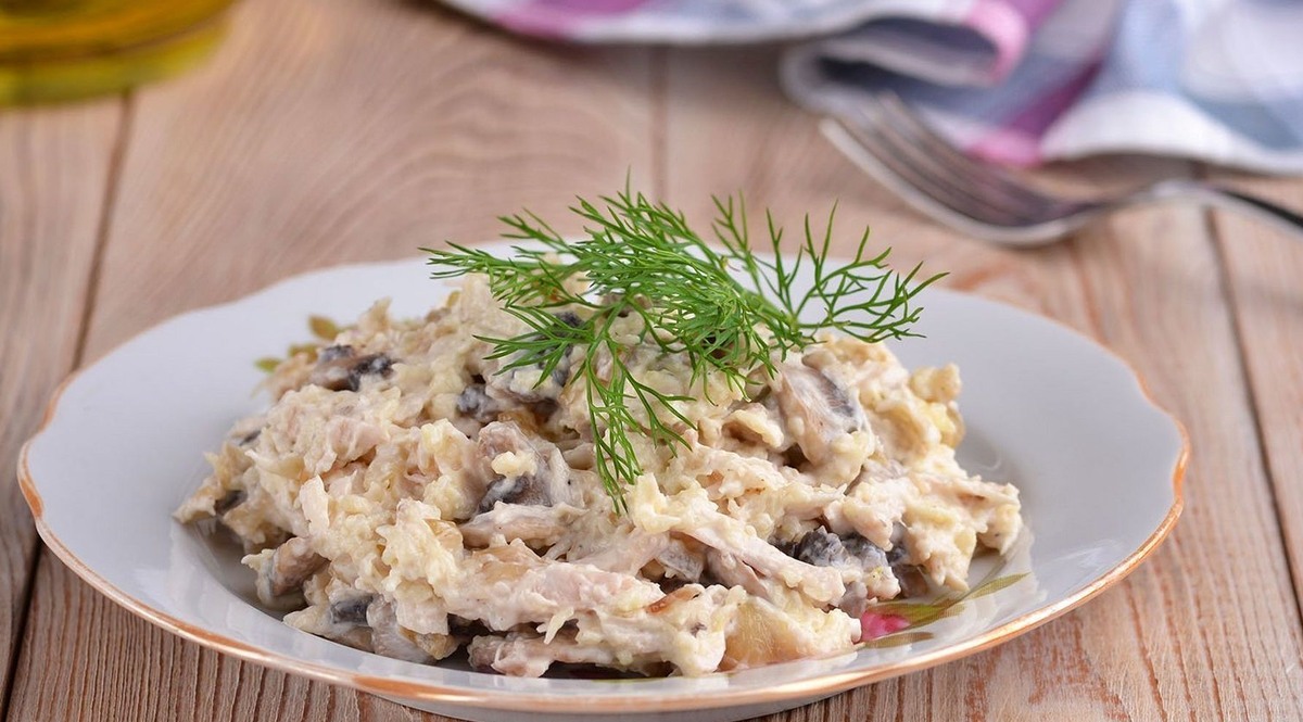 Этот салат настолько вкусный что даже первым улетает со стола. Если хотите удивить гостей не сильно заморачиваясь то этот салат вам подходит.