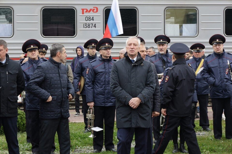     Губернатор Владимир Мазур передал видеопривет от добровольцев из Томской области. Ксения Высотина