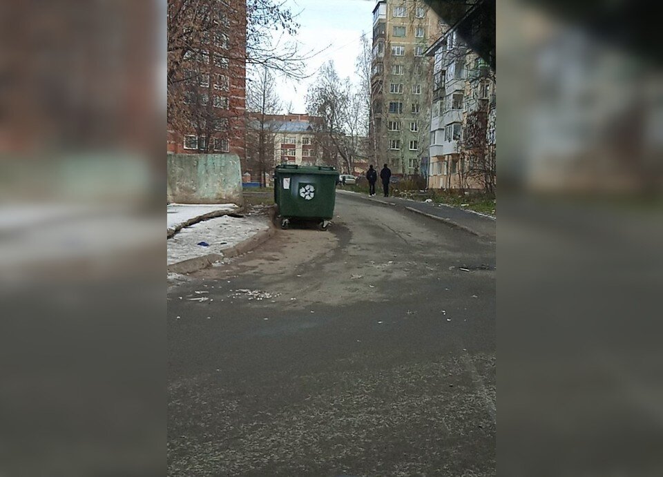     Жители Томска жалуются на мусорные контейнеры посреди проезжей части. Фото: "Регион-70 Томск"