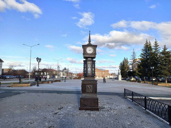     В Красноуфимске установили часы, напоминающие английский Биг-Бен. Фото: Департамент информационной политики Свердловской области.
