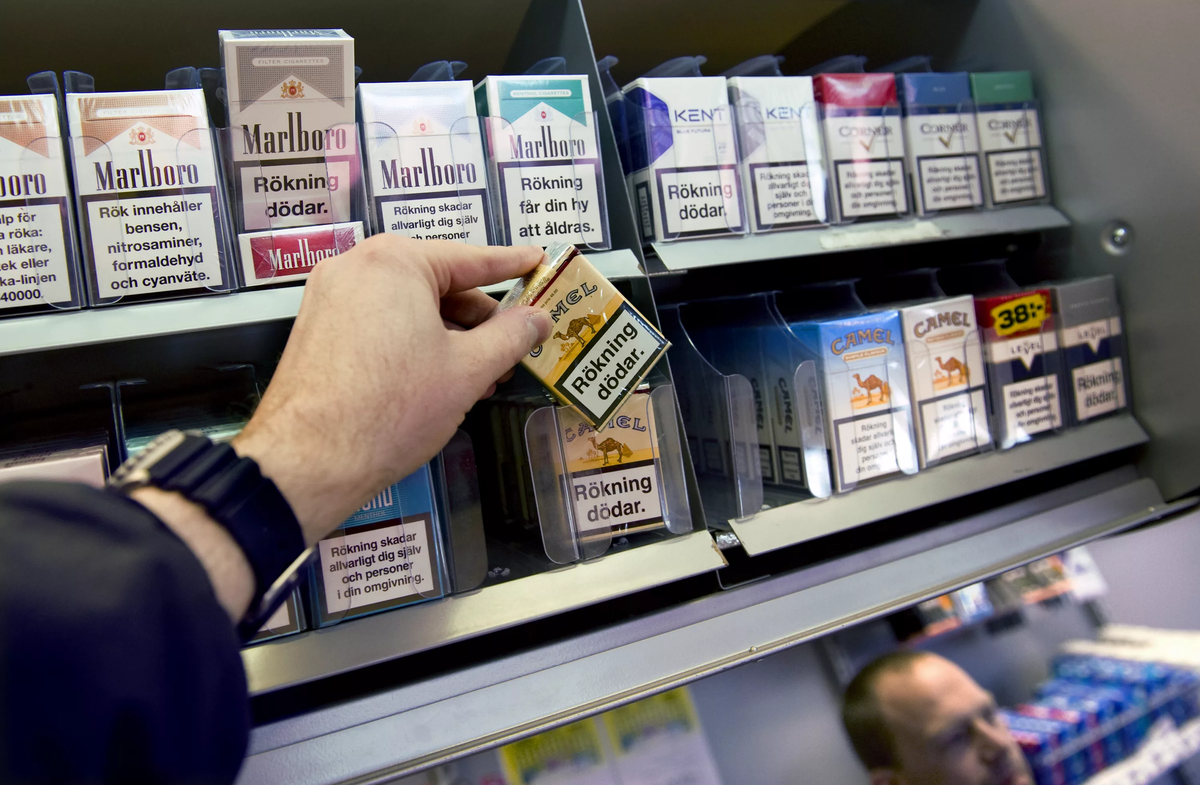 Где купить хорошие сигареты. Европейские сигареты. Сигареты супермаркет. Пачка сигарет в магазине. Ценники на сигареты.