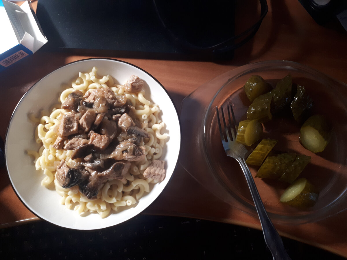 Огромная порция. Мне кажется, девушки столько не едят...