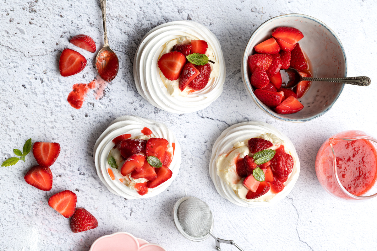 Пирожные Павлова — легендарный десерт, состоящий из хрустящей белоснежной меренги, нежного сливочного крема и ягодной начинки. Гениальное кондитерское изобретение, которые вы обязательно должны попробовать!