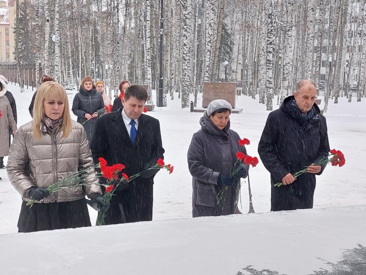    Делегация из Макеевки возложила цветы в Парке Победы в Ханты-Мансийске