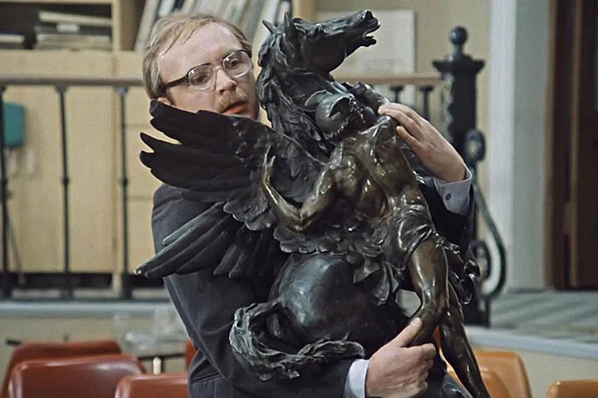     Как «бронзовая лошадь» из «Служебного романа» снялась в шести фильмах