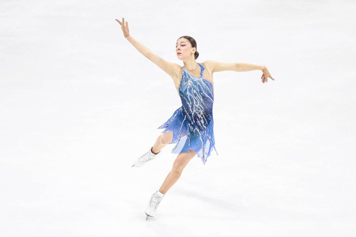 Художественная гимнастика растяжка для девочек. Последний пируэт 2015. Последний пируэт 2015. Кубок льда фигурное катание. Художественная гимнастика девочки переодеваются.