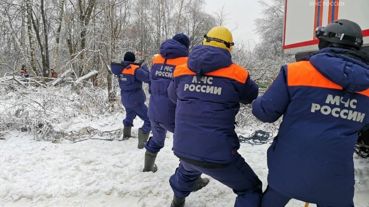     Аэромобильная группировка нижегородского ГУ МЧС прибыла в Богородский район для оказания помощи в ликвидации последствий ледяного дождя. Об этом сообщает пресс-служба ведомства.