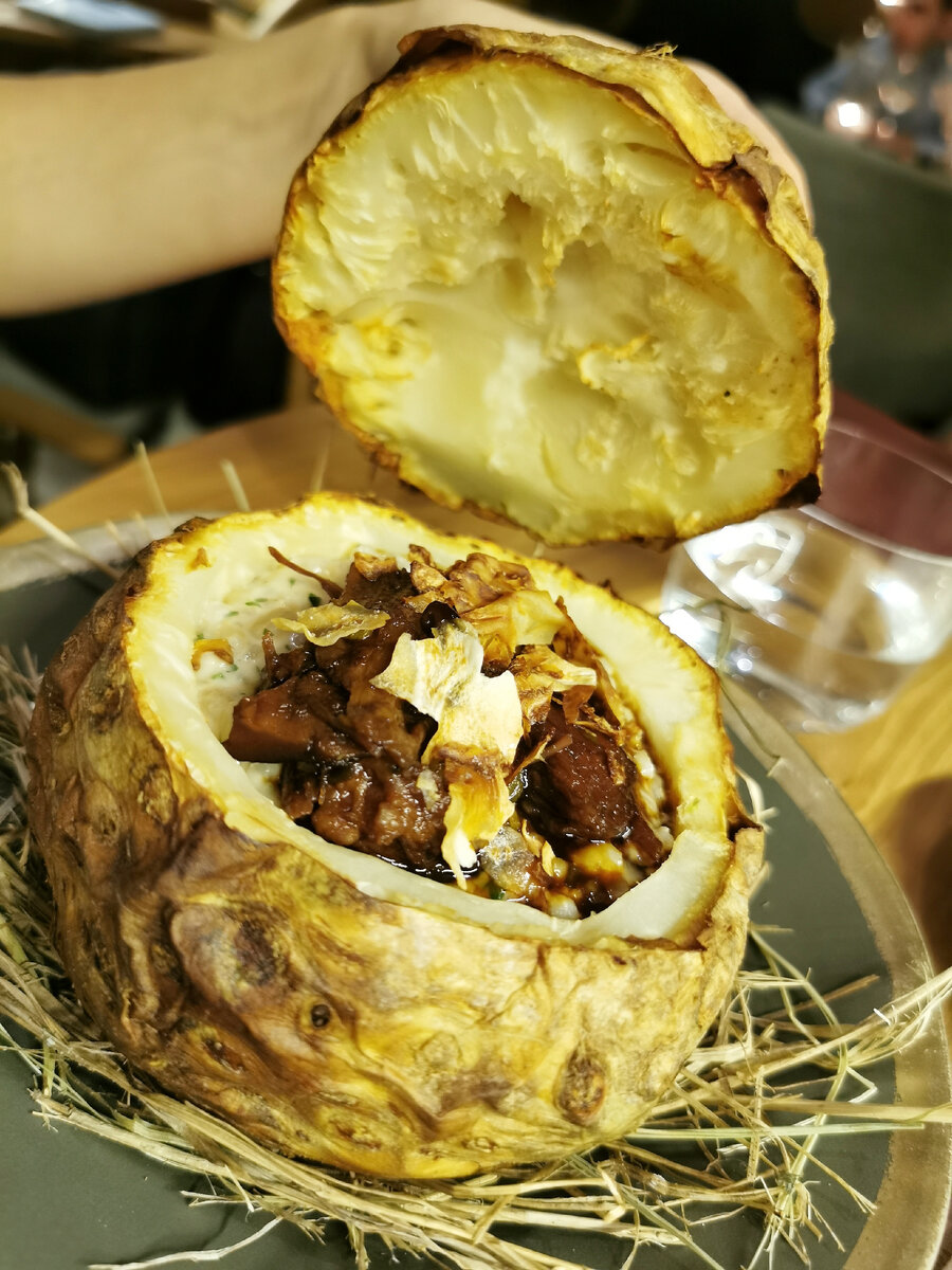 Запеченный корень сельдерея, перловка, щечки 870р