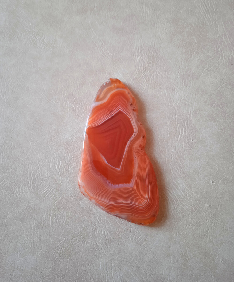 Пластина сердолика с молочно-белыми полосками