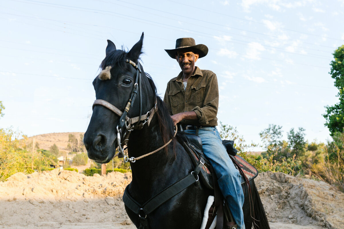 Riding meaning. Лошадь и человек фото. Ферма красивый мужчина. Пацан оседлал фото. Gallop meaning.