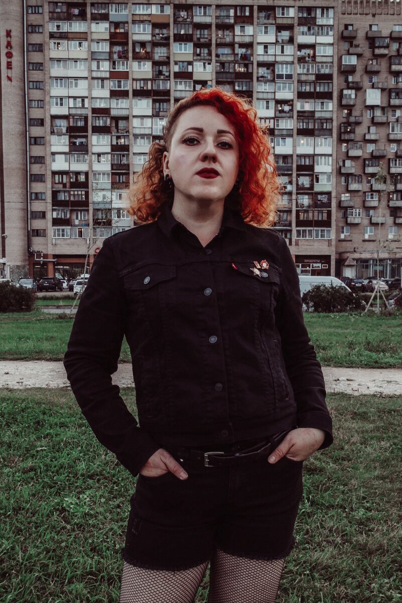 Я на фоне бывшего общежития «Скороход» на Загребском бульваре в Купчино.