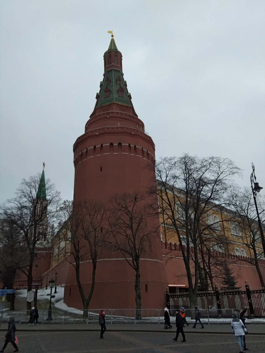 Угловая Арсенальная (Собакина) башня, северо-западная стена Кремля. Фото автора