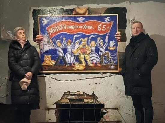     Кураторы выставки «Открытика» рядом с уличной фреской в честь Дня Тельняшки. / Мария Москвичева