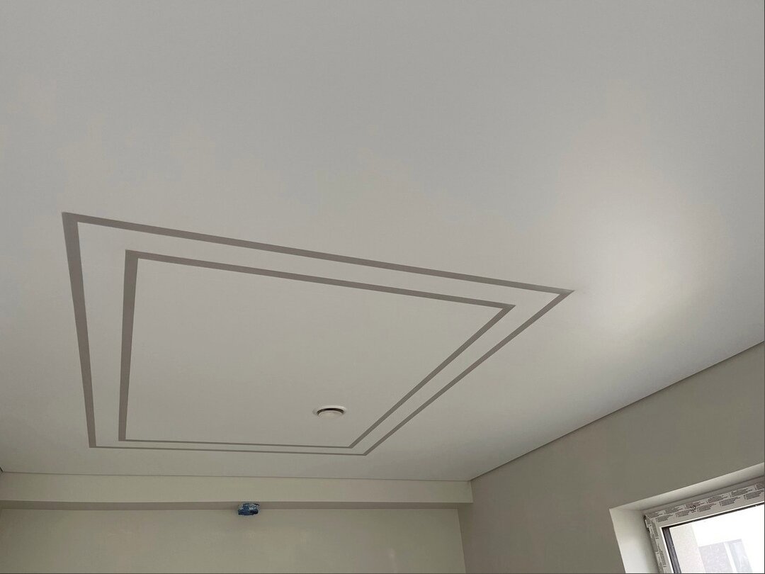 Вариант натяжного потолка со световыми линиями (листайте карусель)