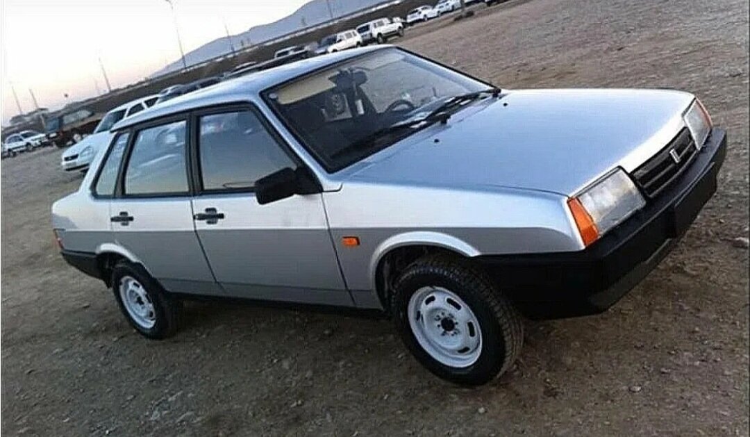 Работа по созданию кузова типа седан семейства моделей «Спутник» началась в 1980 году. Первоначально он получил индекс «ВАЗ-2110». Через год появился полноразмерный макет кузова.-2
