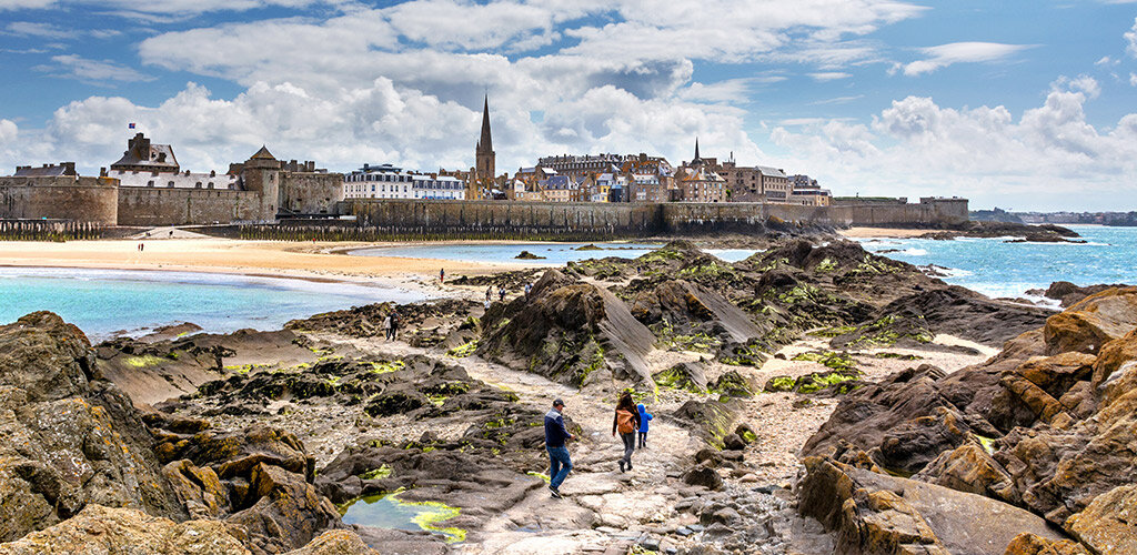 Развлечение в Сен-Мало номер один - лазать по дну океана и скалам после большого отлива. Источник фото: https://www.lepetittrain-saintmalo.com/wp-content/uploads/2020/06/France-Saint-Malo-01.jpg