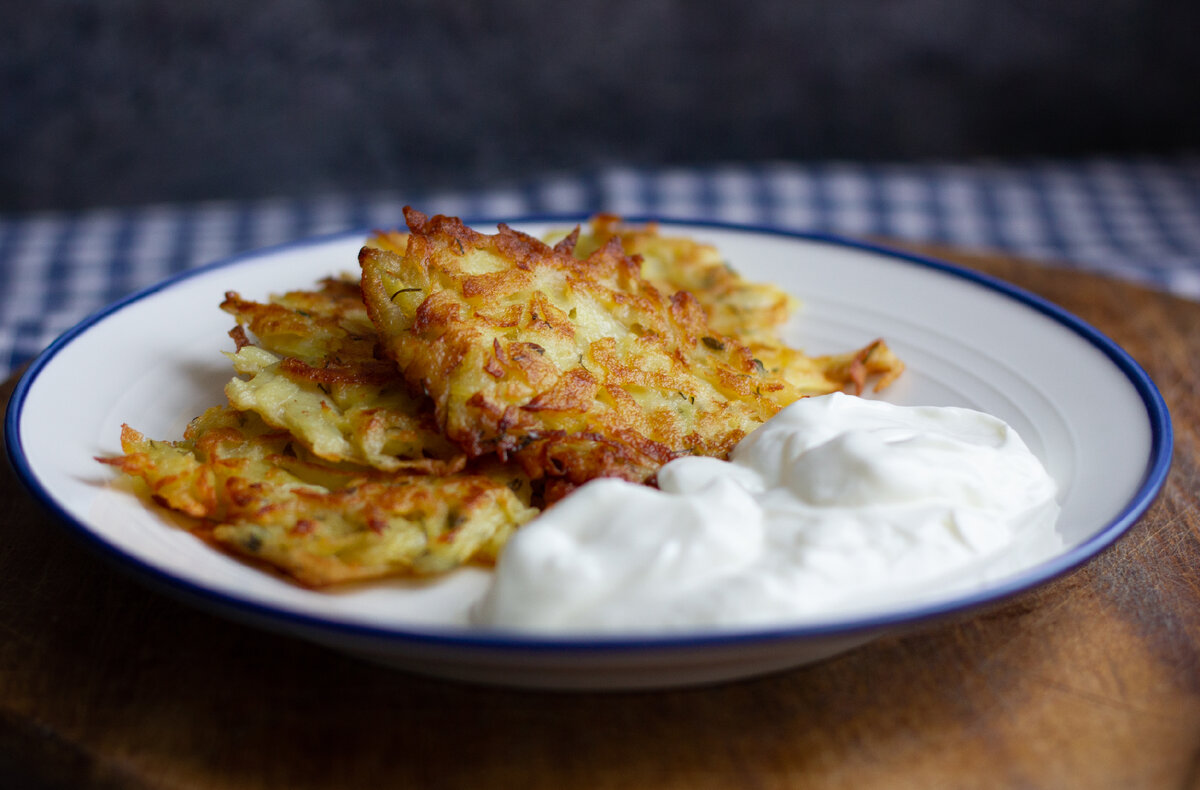 Как приготовить вкусные драники, чтобы они не темнели, не разваливаливались  и не пахли крахмалом | Ем, пишу, считаю | Дзен